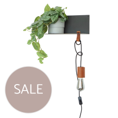 Wandregal aus Stahl mit Pendellampe